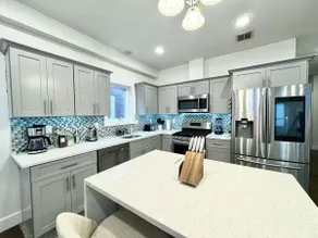 Designer 3BR Near NYC & MetLife | Free Parking - Image 3