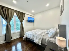 Designer 3BR Near NYC & MetLife | Free Parking - Image 5