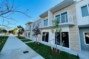 3 Story South Miami House w/Balcony & Free Parking - Image 3