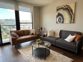 Cozy Luxurious 2BD/2BA Downtown - Image 2