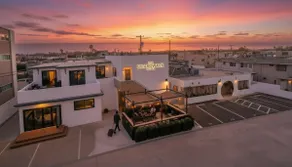 King Suite + Private Sofabed Room, Free Beach Gear - Image 5