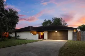 Spacious Retreat with Large Pool - Ideal Getaway - Image 2