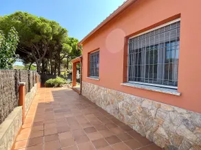 400m beach. Garden, BBQ, swimming pool…up to 8 people - Image 5