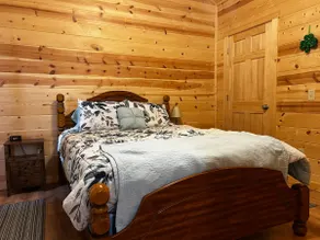 The Longhorn Lodge/ Private deck / Pet Friendly - Image 3