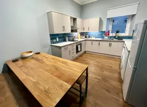 Beautiful spacious apartment in town centre - Image 2