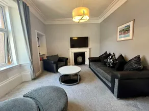 Beautiful spacious apartment in town centre - Image 5