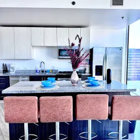 Highrise 2ba2bd w/breathtaking view | Free Parking - Image 3