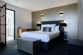 Tamar Valley Treetop Retreat with River Views - Image 2