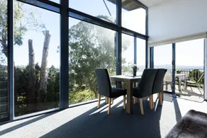 Tamar Valley Treetop Retreat with River Views - Image 3