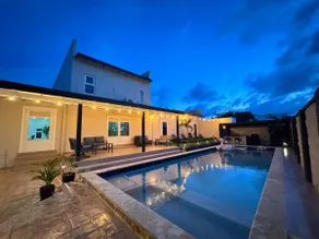 Prime Location! Onsite Pool, Kitchenette, Free Parking, Near Druif Beach - Image 2