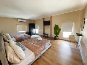 Prime Location! Onsite Pool, Kitchenette, Free Parking, Near Druif Beach - Image 5