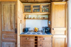 Outbuilding with hot tub - Image 5