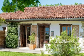 Outbuilding with hot tub - Image 3
