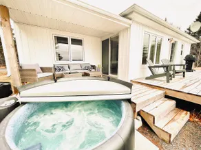 Cozy Oceanfront Getaway w/ Beach & Hot tub! - Image 2