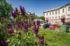 Stylish & Cozy Gem: 15-min Walk to Center, Parking - Image 2