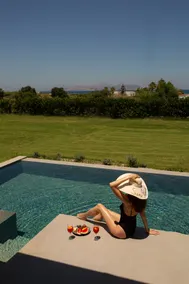 Deluxe Suite - Private Heated Pool & Jacuzzi - Image 3
