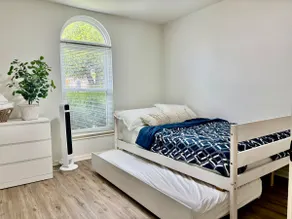 Lakeside haven| Modern Cozy Home Fast Wi-fi - Image 4