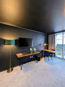 Top-floor city retreat with parking & pool - Image 5