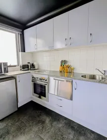 Top-floor city retreat with parking & pool - Image 4