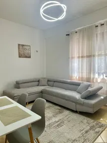 Lovely one-bedroom apartment with free parking - Image 2