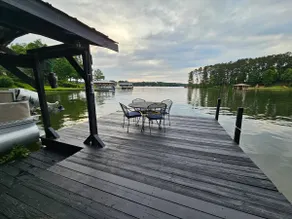 FamiLee Lakehouse Retreat Pet Friendly w-HotTub - Image 3