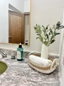 TR5- 1 bedroom, kitchenette and bathroom. Central - Image 5