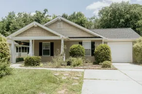 3 Bed/2 Bath Cozy Cottage w/ Yard - Image 2