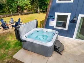 Hot Tub l Fire pit I Chestnut Mt I 6 bed I 10 ppl - Image 4