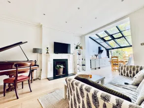 Luxury Richmond 4Bd/3Bth Stay w Parking and Garden - Image 2