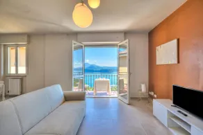 The Golden View: 2-Bed Apartment w/ AC - Happy Rentals - Image 2