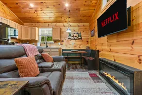 Cozy Couples Getaway in RRG • Private Hot Tub - Image 2