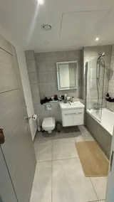 1-bed Apartment in Greater London Next to Station - Image 5