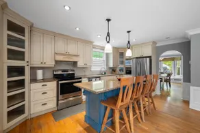 Elegant 3 bedrooms house in central downtown - Image 3