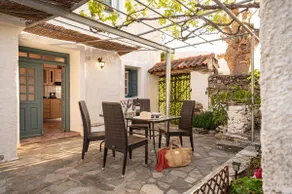 Thalia's Cottage - Cozy, Romantic Retreat with Sea & Mountain views - Image 2