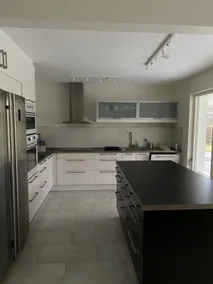 Modern spacious 5 bedroom home - Image 2