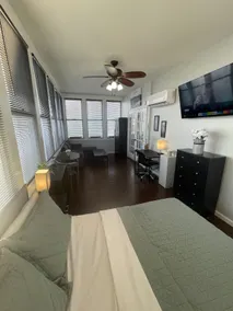 Spacious studio apartment blocks from downtown - Image 5