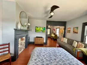 Delightful Downtown Mystic Studio - Image 4