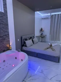 Suite Gold Amaryllis Sauna, Jacuzzi & AC - Image 5