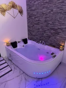 Suite Gold Amaryllis Sauna, Jacuzzi & AC - Image 2