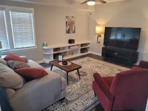 Vintage 2BR · King Bed · Parking · Pet Friendly - Image 4
