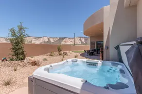 Putting Green & Private Hot Tub - Pet Friendly 3BR - Image 5
