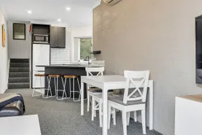 2BR Split Lvl l Spa Bath l BBQ l Central l Wi-Fi - Image 3