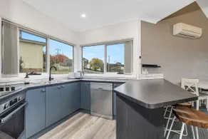 2BR Split Lvl l Spa Bath l BBQ l Central l Wi-Fi - Image 5