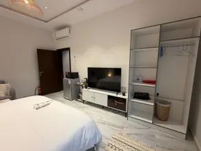 Modern, Spacious & Cozy Apartment | Smart Check-In - Image 5
