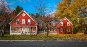 Big Red Retreat: Sleeps 6 - Clean & Cozy Gem! - Image 2
