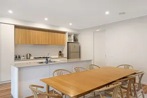 Madeley Family Getaway- Sleeping 8, central, aircon, close to shops, beach, parks, spacious - Image 3