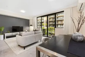 Executive Elegance: Stylish 1BR Suite on Hay St - Image 4