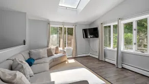 Pet friendly big yard house in sk - Image 2