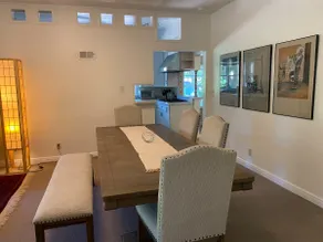 Luxury 1st Floor Apt Near Square - Image 4