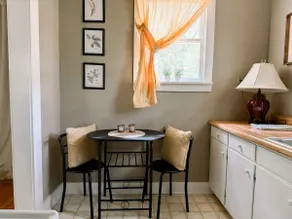 Little White House Studio w/ Full Kitchen - Image 5